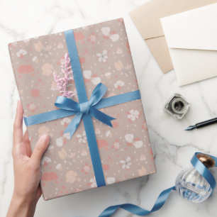 Skizzierte Blumen auf Hellbraun Geschenkpapier