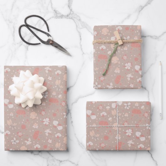 Skizzierte Blumen auf Hellbraun Geschenkpapier Set (Vorderseite)