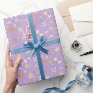 Skizzierte Blumen auf Helllila Geschenkpapier