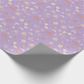 Skizzierte Blumen auf Helllila Geschenkpapier (Ecke)