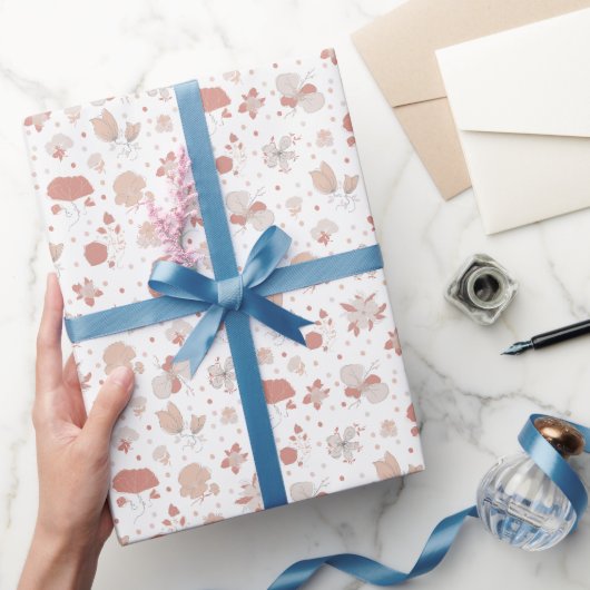 Skizzierte Blumen auf Weiß Geschenkpapier (Schenken)