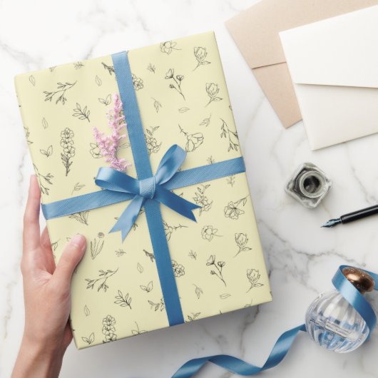 Skizzierte Wildblumen auf Hellgelb Geschenkpapier (Schenken)