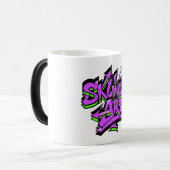 SklinesArt – Bold Graffiti Logo Verwandlungstasse (Vorderseite Links)