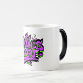 SklinesArt – Fettes Graffiti-Logo Verwandlungstasse (VorderseiteRechts)