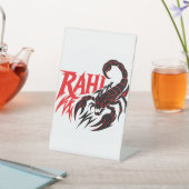 Skorpion Grafik Design auf einem weißen Display-St Sockelschild (In SItu)