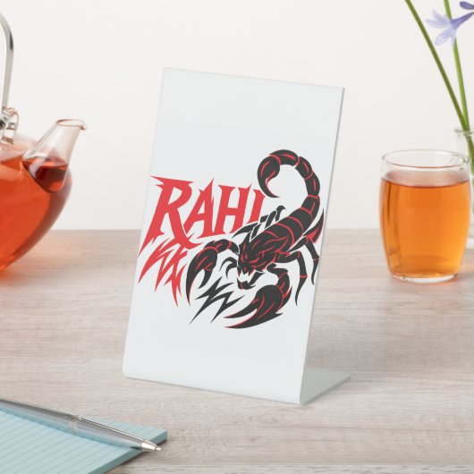 Skorpion Grafik Design auf einem weißen Display-St Sockelschild (In SItu)