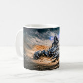 Skorpion-Sternzeichen mit Krieger und riesiger mec Kaffeetasse (Vorderseite Links)