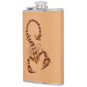 Skorpions-Silhouette graviert auf hölzernem Flachmann (Links)