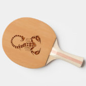 Skorpions-Silhouette graviert auf hölzernem Tischtennis Schläger (Seitenansicht)