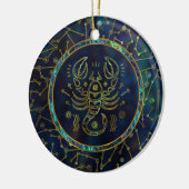 Skorpions-Tierkreis-Goldohrschnecke auf Keramikornament (Links)