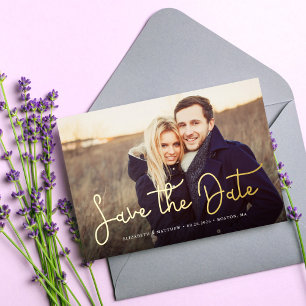 Skript-Foto-Hochzeit-Save-the-Date mit Laune Folieneinladung