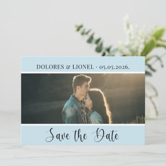 Skript-Foto Minimalistisch Save the Date Einladung (Stehend Vorderseite)