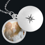 Skript für benutzerdefinierte Foto-Geschenksänger Medaillon<br><div class="desc">Gib deiner Schwester einen unvergesslichen Sake mit einem Foto-Schrank.</div>