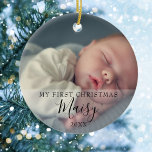 Skript für das erste Weihnachtsgeschenk des Babys Keramik Ornament<br><div class="desc">Das erste Weihnachtsgeschenk des Fotos ist ein Keramik-Ornament. Personalisieren Sie mit Ihren beiden Lieblings-Fotos zusammen mit ihrem Namen und Datum,  um eine einzigartige Erinnerung und Geschenk für ein besonderes erstes Weihnachtsfest zu schaffen. Ein schöner Sake um Ihre neue Ankunft zu feiern!</div>