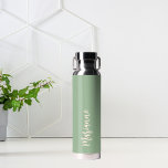 Skript für den grünen Pfirsichpfirsich Trinkflasche<br><div class="desc">Ein schlauer grüner Hintergrund. Personalisieren Sie Ihren Namen und fügen Sie ihn hinzu. Pfirsichfarbenes handgeschriebenes Stilskript.</div>