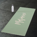 Skript für den grünen Pfirsichpfirsich Yogamatte<br><div class="desc">Ein schlauer grüner Hintergrund. Personalisieren Sie Ihren Namen und fügen Sie ihn hinzu. Pfirsichfarbenes handgeschriebenes Stilskript. Zurück: kein Design.</div>