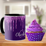 Skript für Monogramm-Initialen von Tropfen mit lil Tasse<br><div class="desc">Eine mit Monogramm Tasse,  mädchenhaft und trendig. Ein chic tiefer lila Hintergrund mit Imitaten Glitzer-Tropfen,  Farbe Tropfen aussehen. Personalisieren und fügen Sie einen Namen und Monogramm-Initialen hinzu. Lila und weiße Buchstaben. Der Name ist mit einem modernen handgeschriebenen Stilskript geschrieben.</div>