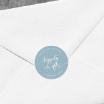 Skript glücklicherweise je nach bearbeitbarer Farb Runder Aufkleber<br><div class="desc">Hochzeitsaufkleber mit den Worten "Happily Ever After" in einem entspannenden kursiven Skript in Weiß vor einem bearbeitbaren Hintergrund Farbe (klicken Sie auf Anpassen, um zu erreichen). Personalisieren Sie es, indem Sie den Platzhalter-Text ersetzen. Für weitere Optionen, wie zum Beispiel den Schriftart zu ändern und ihn zu verändern, erweitern Sie die...</div>