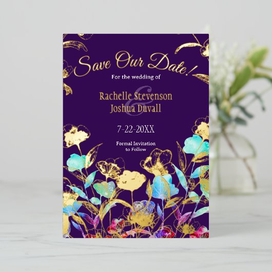 Skript Lila Blumenhochzeit Speichern Sie die Datum Folieneinladung (Stehend vorne)