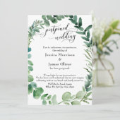 Skript mit Eukalyptus Wreath Aufgehängte Hochzeits Einladung (Stehend Vorderseite)