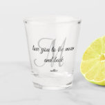 Skript Mit Monogramm Liebe Sie auf den Mond und zu Schnapsglas<br><div class="desc">Skript Mit Monogramm Liebe Sie auf den Mond und zurück Shot Glass</div>