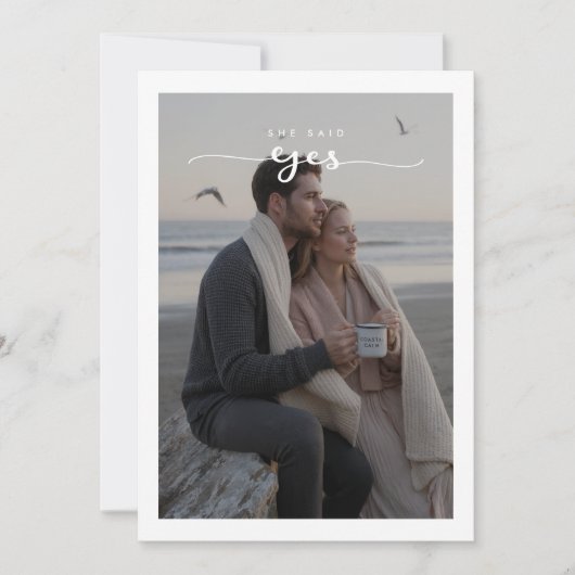 Skript Sie sagte Ja Engagement Party Beach Foto Einladung (Vorderseite)