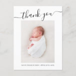 Skript Vielen Dank Foto Overlay Baby Birth Announc Ankündigungspostkarte<br><div class="desc">Moderne Geburtsankündigung bedankt sich bei der Postkarte mit dem vollen Foto auf der Vorderseite und der eleganten Kalligraphie. Es kann mit Ihrer eigenen Nachricht und Babystatistiken personalisiert werden.</div>