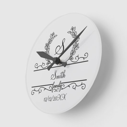 SkriptBlätter für mit Monogramm Personalisierte Fa Runde Wanduhr (Winkel)