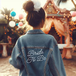 Skriptbrücke zu sein jeansjacke<br><div class="desc">Niedliches und lässiges Outfit für die Braut,  mit der Möglichkeit,  den gewollt Text in einem hübschen Handskript-Schriftart hinzuzufügen. Ideal für Hochzeitsfeiern und Junggeselinnen-Abschiede</div>