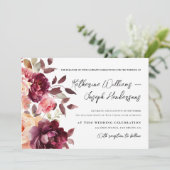Skriptkalligrafie Bouquet Floral Burgundy Wedding Einladung (Stehend Vorderseite)