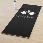 Skriptname Yoga Pose Lotus Personalisiert Yogamatte<br><div class="desc">Entworfen mit einer Yoga-Pose in der herrlichen Lotus-Blume,  personalisieren Sie diese Yoga-Matte mit Ihrem Namen. Modern,  einfach und klassisch. Ein wunderbares Geschenk,  um Wellness und Fitness zu fördern,  gesundes Leben. Schwarz-Weiß-Design mit elegantem,  modernen Skriptnamen.</div>