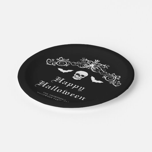 Skull and Bats Gothic Happy Halloween Black Pappteller (Schrägansicht)