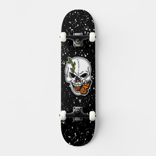 Skull and Monarch Butterfly Digitale Kunst Skateboard (Vorderseite)