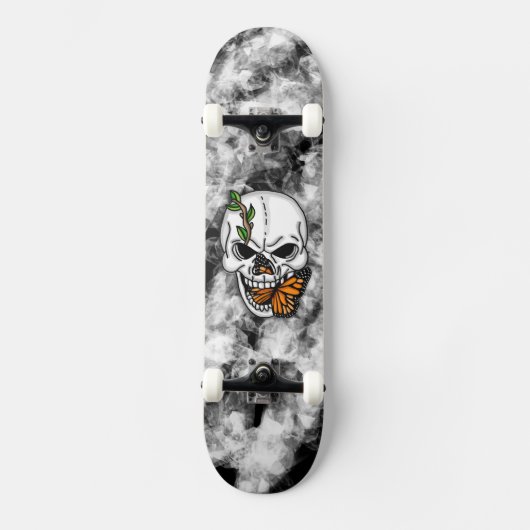Skull and Monarch Butterfly Digitale Kunst Skateboard (Vorderseite)