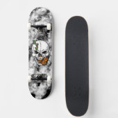 Skull and Monarch Butterfly Digitale Kunst Skateboard (Vorne)