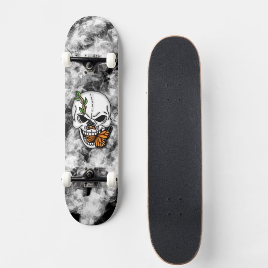 Skull and Monarch Butterfly Digitale Kunst Skateboard (Vorne)