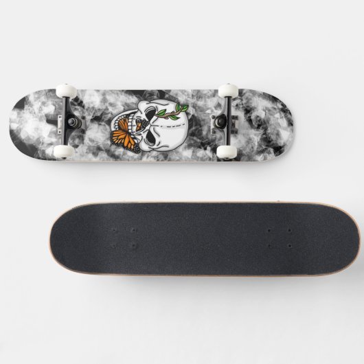 Skull and Monarch Butterfly Digitale Kunst Skateboard (Horizontal)