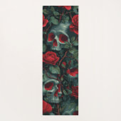 Skull and Red Roses Pattern – Dark Floral Design Yogamatte (Rückseite)