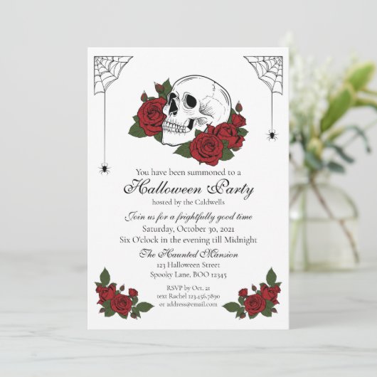 Skull and Rose Gothic Halloween Einladung (Stehend Vorderseite)