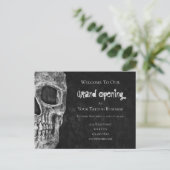 Skull Budget Grand Opening Schwarz-weiß Tattoo Sho Postkarte (Stehend Vorderseite)