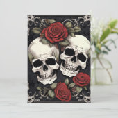 Skull Couple und Rose Gotische Elegance Hochzeit Einladung (Stehend Vorderseite)