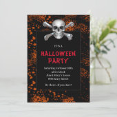 Skull Crossbones Orange Splattered Halloween-Party Einladung (Stehend Vorderseite)