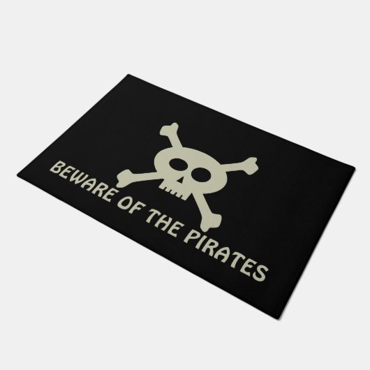 Skull Crossbones Vorsicht vor Piraten Custom Black Fußmatte (Schrägansicht)