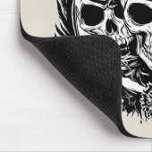 Skull-Design mit Flügeln und Symbolen Mousepad (Ecke)