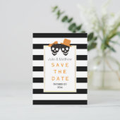 Skull Ehepaar Halloween Hochzeit Save the Date Ankündigungspostkarte (Stehend Vorderseite)
