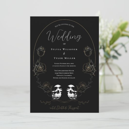 Skull Floral Black Wedding Einladung (Stehend Vorderseite)