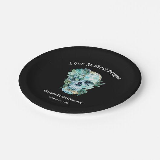 Skull-Liebe im First Fright Halloween-Brautparty Pappteller (Schrägansicht)