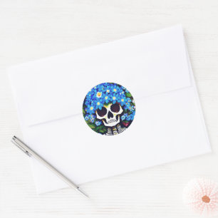 Skull mit Blue Vergiss-me-not-Blume Runder Aufkleber