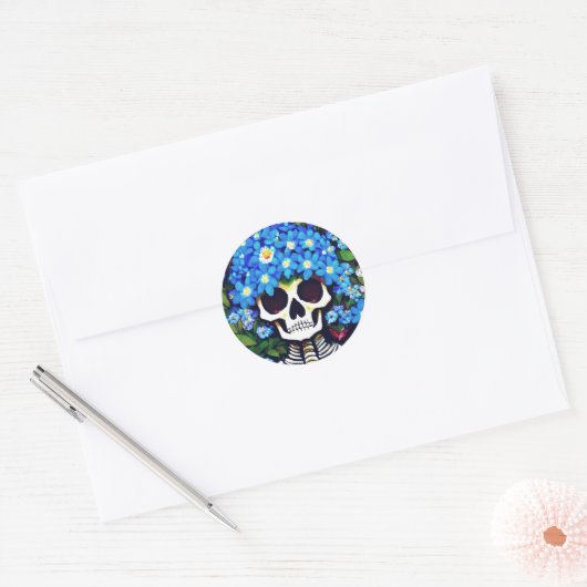 Skull mit Blue Vergiss-me-not-Blume Runder Aufkleber (Umschlag)