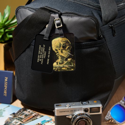 Skull mit brennender Zigarette von Vincent van Gog Gepäckanhänger (Vorderseite & Rückseite)